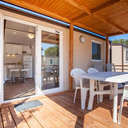 Mobile Homes Delta Marine At Campsite Rapoca Nerezine Bagian luar foto