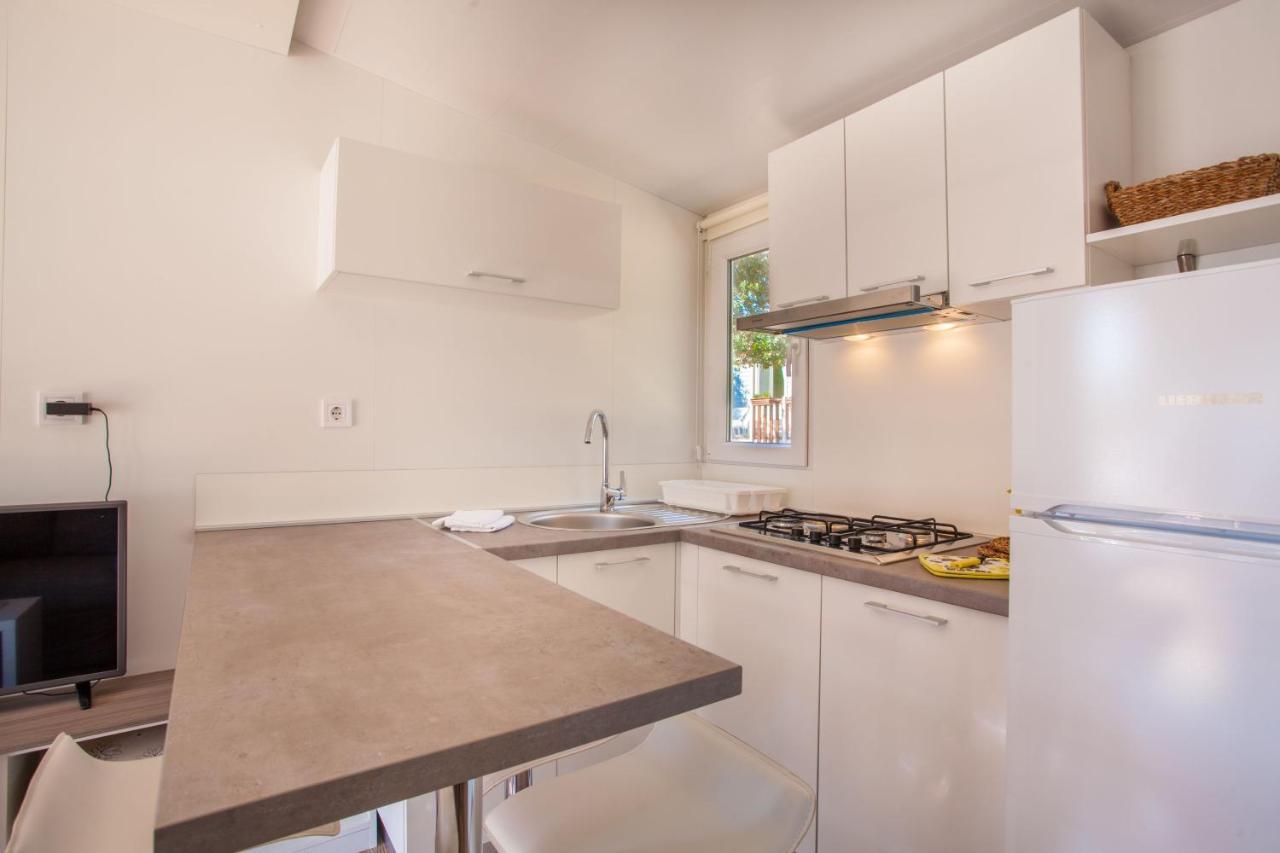 Mobile Homes Delta Marine At Campsite Rapoca Nerezine Bagian luar foto