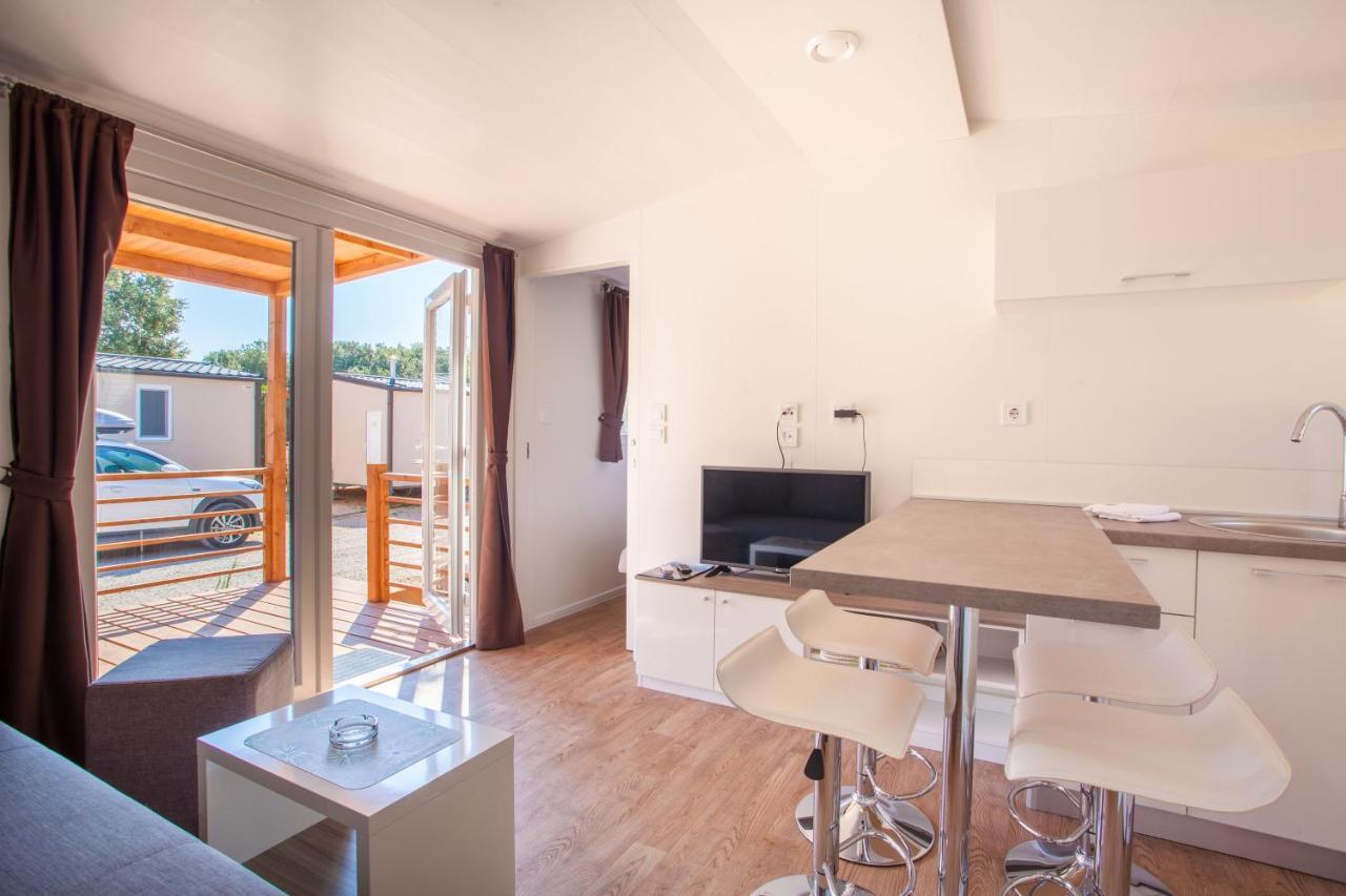 Mobile Homes Delta Marine At Campsite Rapoca Nerezine Bagian luar foto