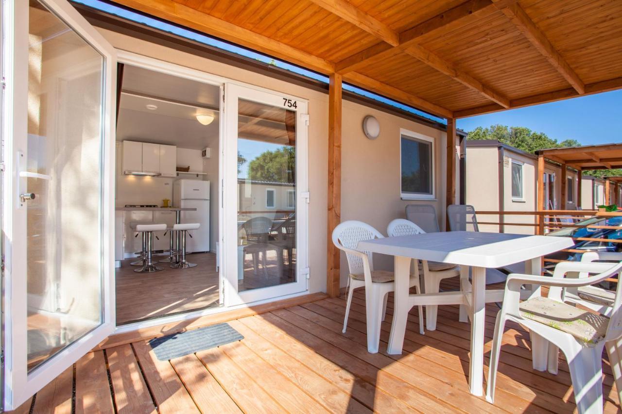 Mobile Homes Delta Marine At Campsite Rapoca Nerezine Bagian luar foto